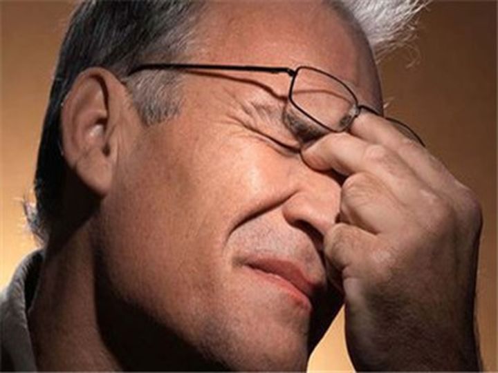 眼睛老花，驗配美麗島高端定制老花鏡