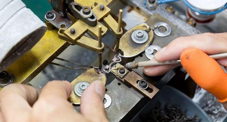 　漸進(jìn)多焦鏡，三個(gè)光區(qū)完美結(jié)合，一鏡解決看遠(yuǎn)看近